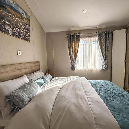 Stunning 6 Berth Lodge With Full Sea Views In Suffolk Ref 68007Cr Lowestoft Kültér fotó